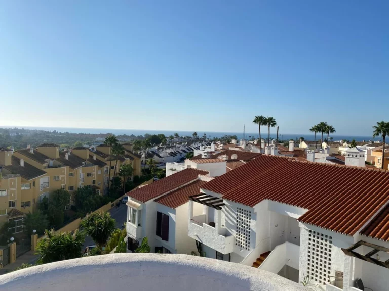 R4825201 | Penthouse in Bel Air – 2 beds, 2 baths