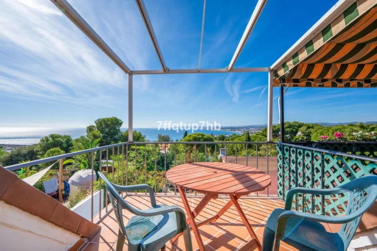 R5293558 | Townhouse in Estepona – 4 beds, 2 baths