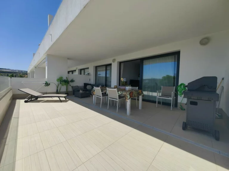 R5288152 | Middle Floor Apartment in Estepona – 3 beds, 2 baths
