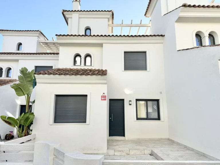 R5255623 | Townhouse in Estepona – 3 beds, 3 baths