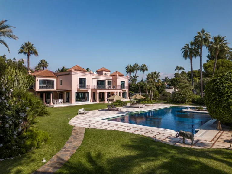 R4505752 | Detached Villa in Estepona – 8 beds, 8 baths