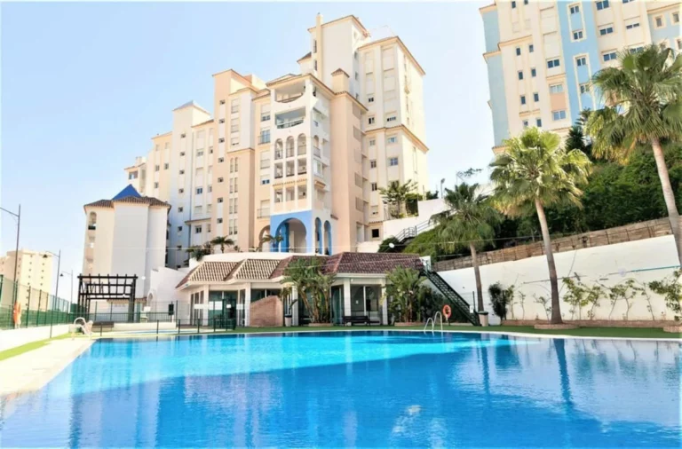 R5289553 | Penthouse in Estepona – 2 beds, 2 baths