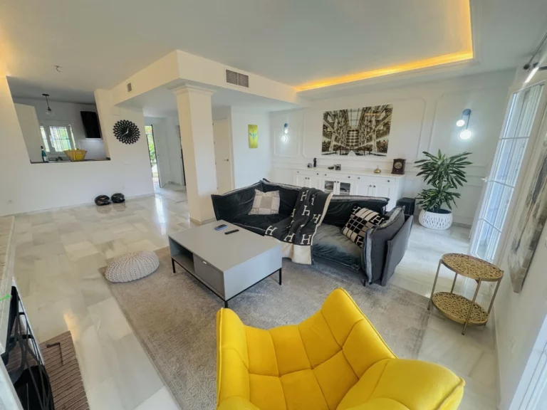 R5284249 | Townhouse in Estepona – 4 beds, 4 baths