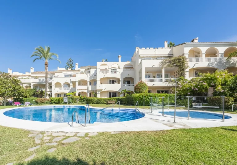 R5294044 | Middle Floor Apartment in Estepona – 3 beds, 2 baths