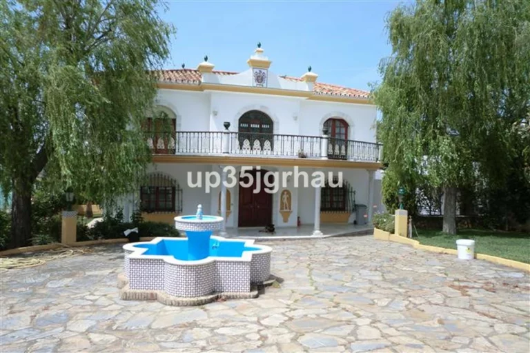 R2175869 | Detached Villa in Estepona – 5 beds, 6 baths