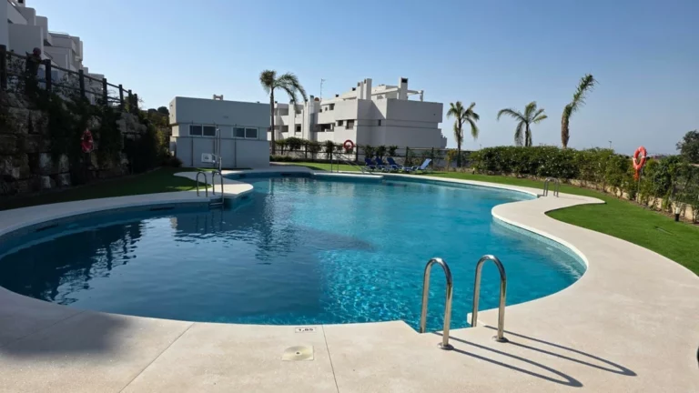 R5130898 | Middle Floor Apartment in Estepona – 2 beds, 2 baths