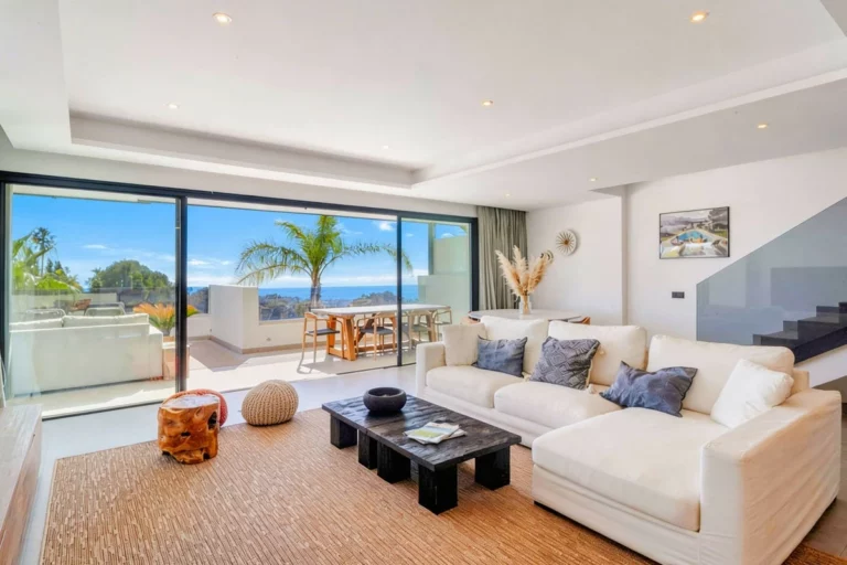 R5317387 | Top Floor Apartment in Estepona – 4 beds, 4 baths