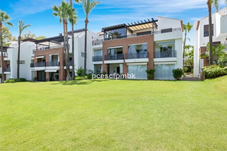 R5253025 | Middle Floor Apartment in Estepona – 3 beds, 3 baths