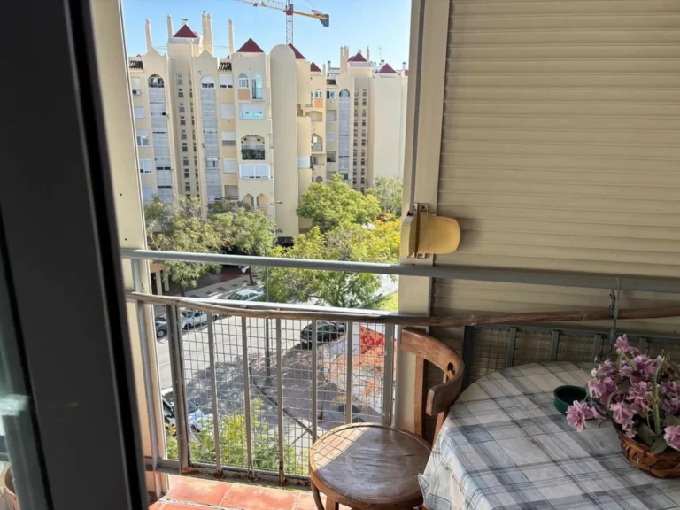 R5314507 | Middle Floor Apartment in Estepona – 3 beds, 1 baths