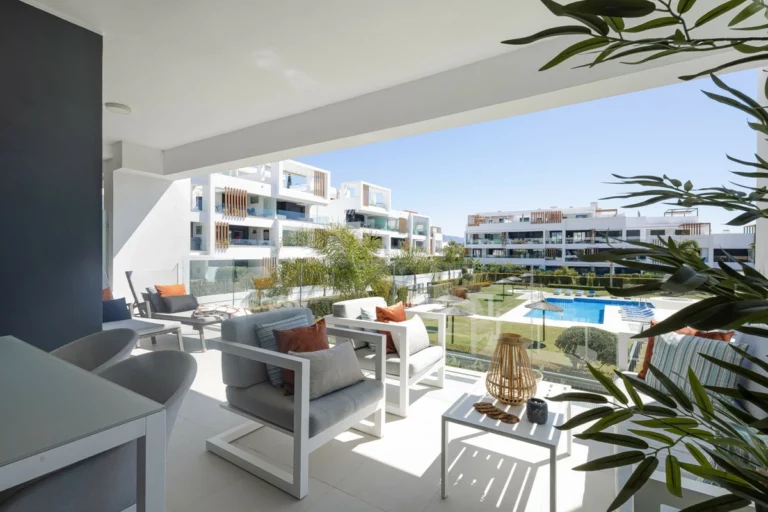R5307142 | Middle Floor Apartment in Estepona – 2 beds, 2 baths