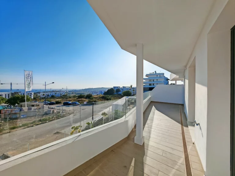 R4888849 | Middle Floor Apartment in Estepona – 2 beds, 2 baths