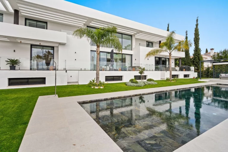 R5299705 | Detached Villa in Estepona – 5 beds, 7 baths