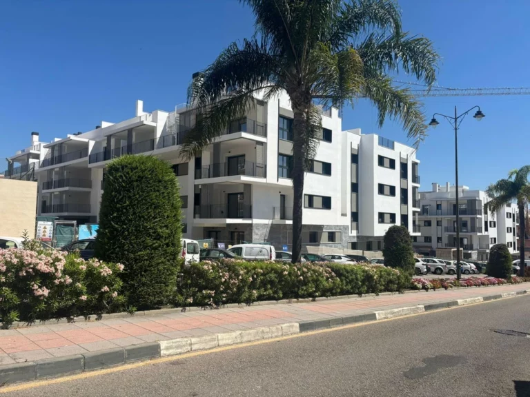 R5026783 | Middle Floor Apartment in Estepona – 2 beds, 2 baths