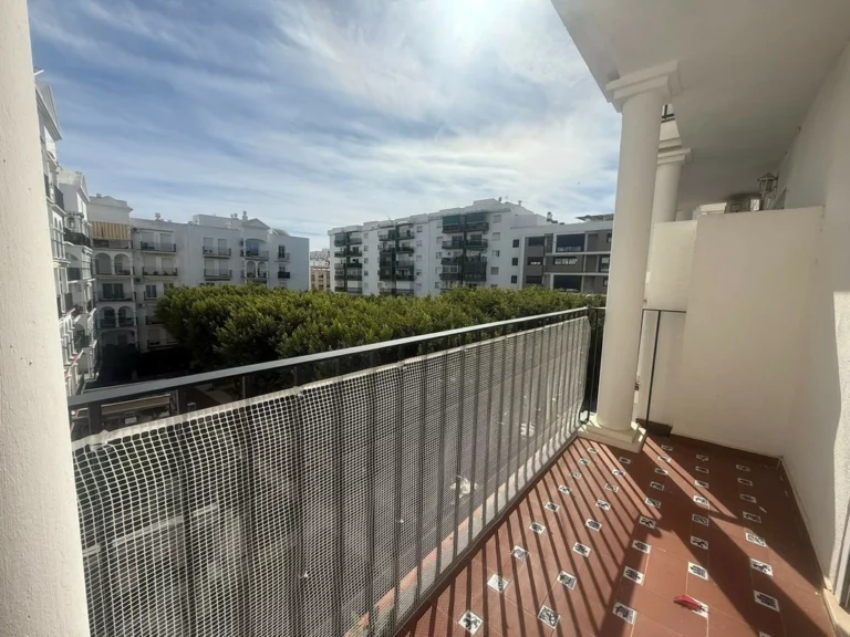R5299921 | Middle Floor Apartment in Estepona – 3 beds, 2 baths