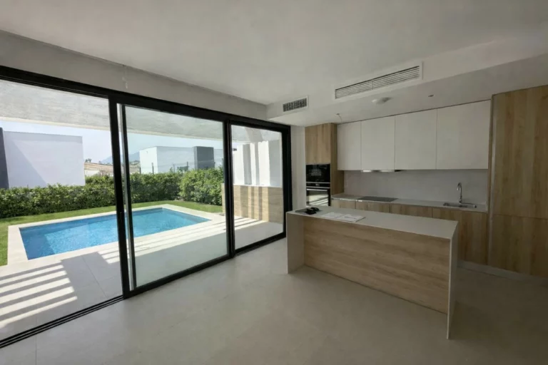 R5297185 | Semi-Detached House in Estepona – 3 beds, 4 baths