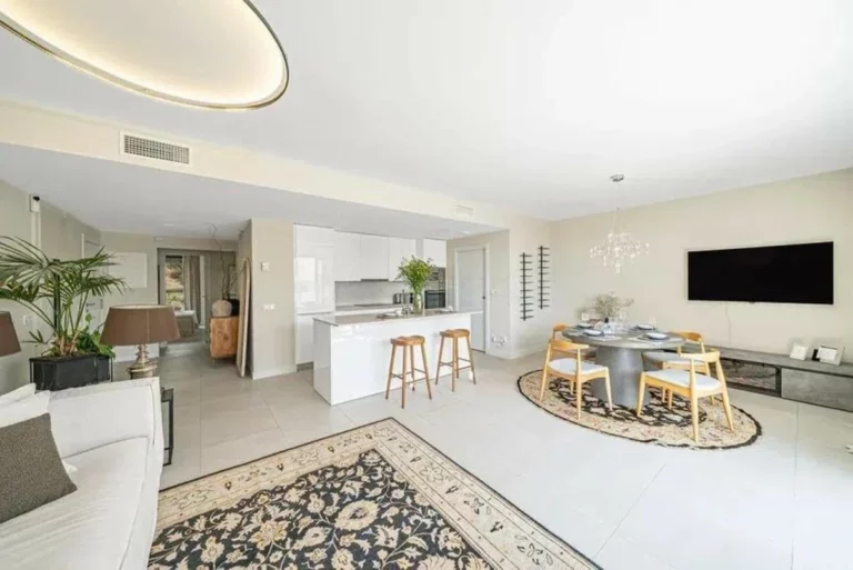 R5117986 | Middle Floor Apartment in Estepona – 3 beds, 2 baths