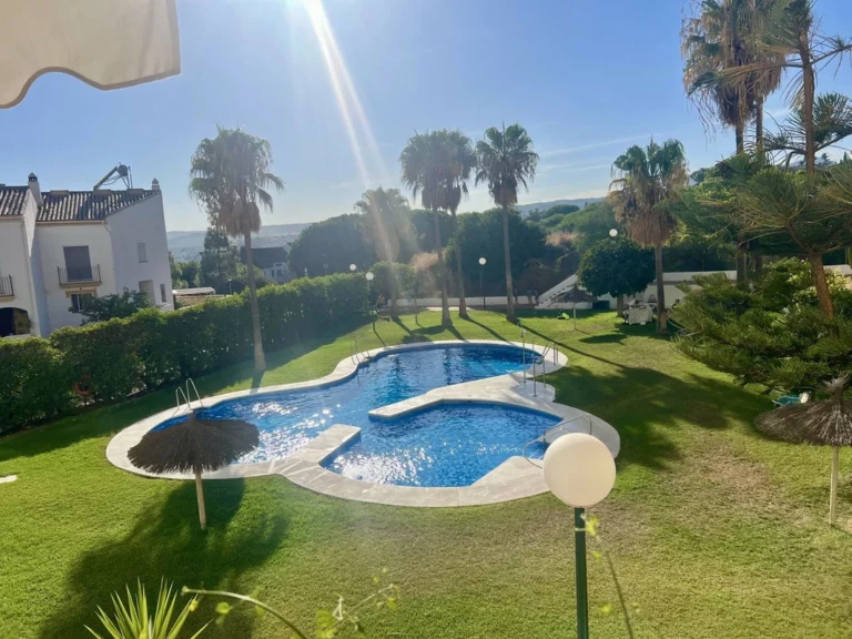 R5153017 | Middle Floor Apartment in Estepona – 3 beds, 2 baths