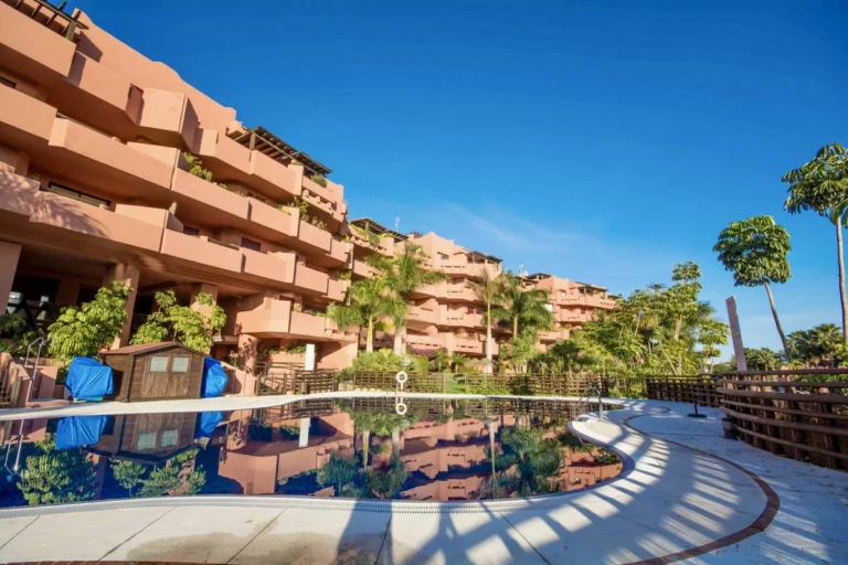 R5299351 | Middle Floor Apartment in Estepona – 4 beds, 3.5 baths
