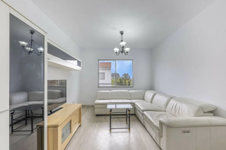 R5305156 | Top Floor Apartment in Estepona – 3 beds, 1 baths