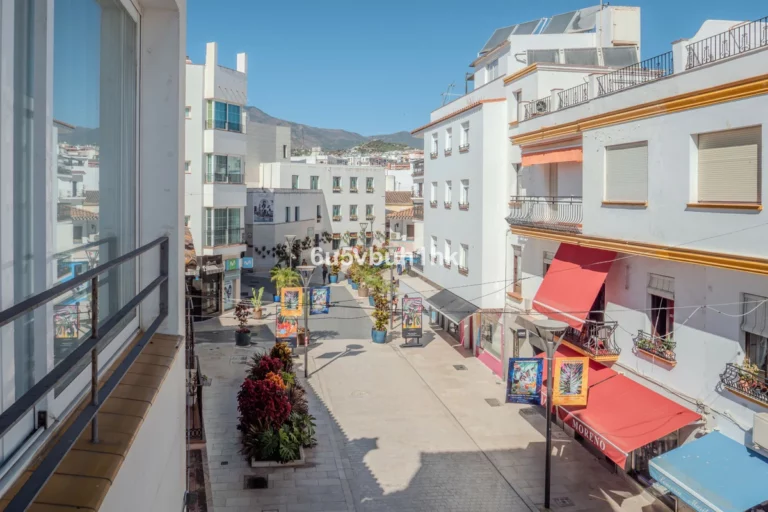 R5211460 | Middle Floor Apartment in Estepona – 2 beds, 2 baths