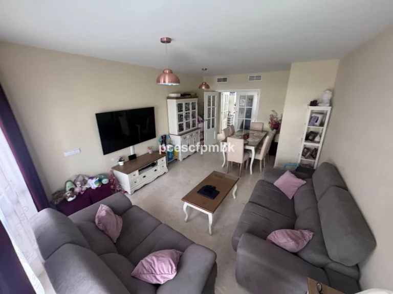 R5283676 | Middle Floor Apartment in Estepona – 4 beds, 2 baths