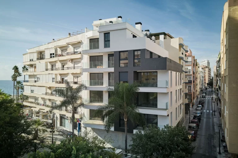 R5161321 | Middle Floor Apartment in Estepona – 1 beds, 1 baths