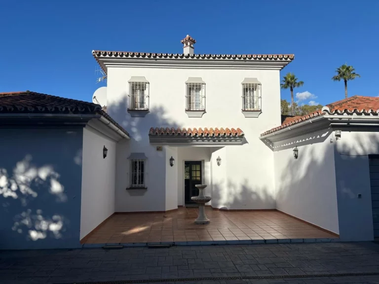 R5232184 | Detached Villa in El Paraiso – 4 beds, 4 baths
