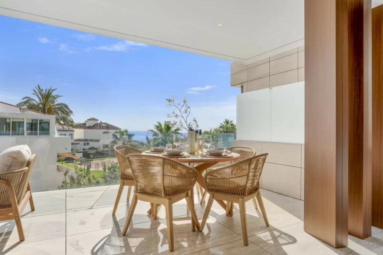 R5044681 | Middle Floor Apartment in Estepona – 2 beds, 2 baths