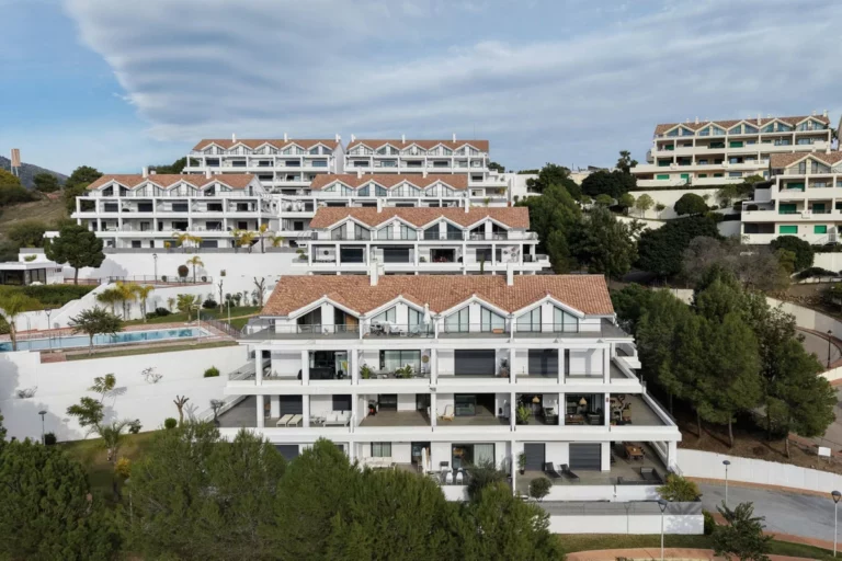 R5289868 | Middle Floor Apartment in Estepona – 2 beds, 2 baths