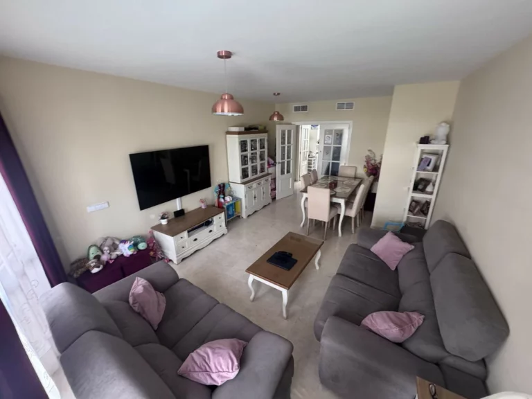 R5283676 | Middle Floor Apartment in Estepona – 4 beds, 2 baths