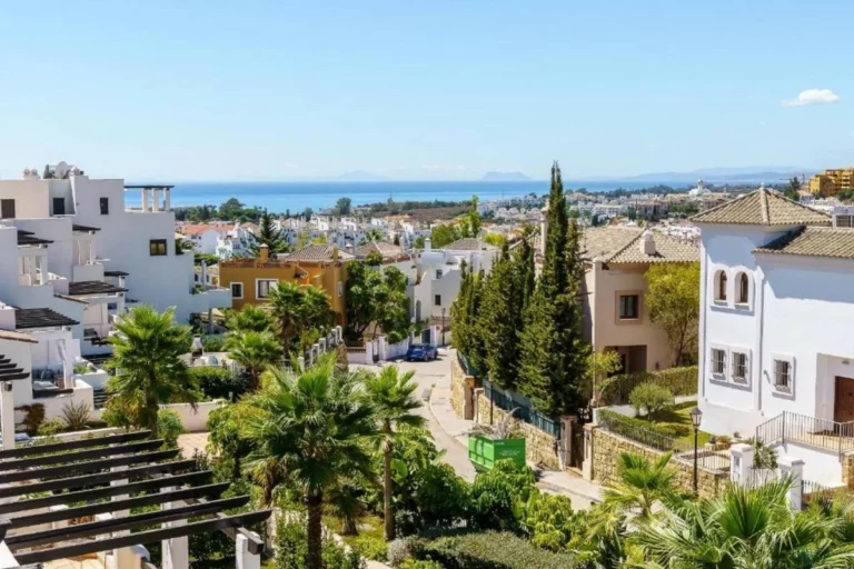 R5317012 | Penthouse in Estepona – 2 beds, 2 baths