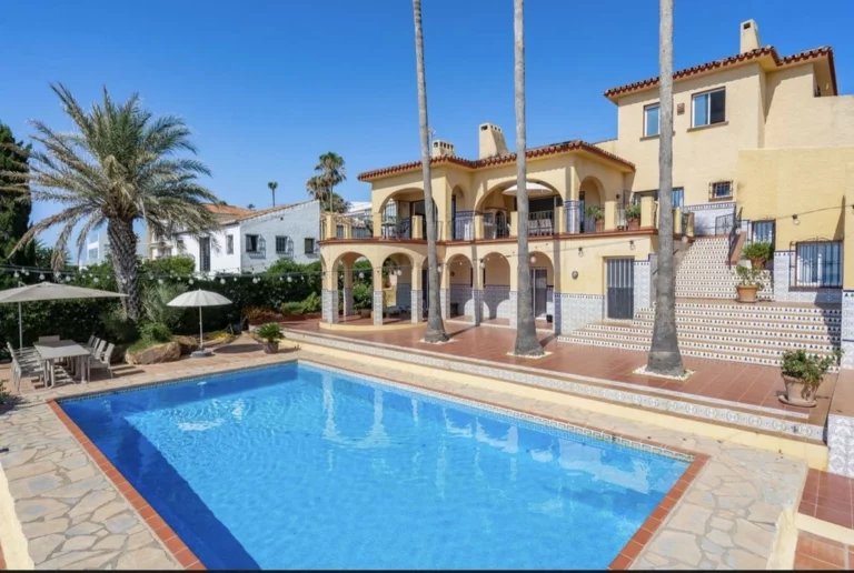 R5167672 | Detached Villa in Estepona – 8 beds, 8 baths