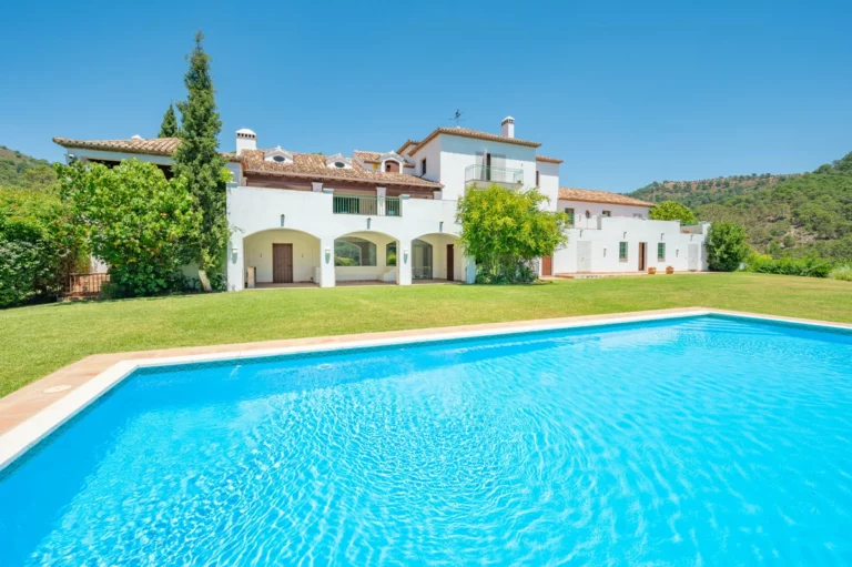 R4315363 | Detached Villa in Estepona – 10 beds, 10 baths