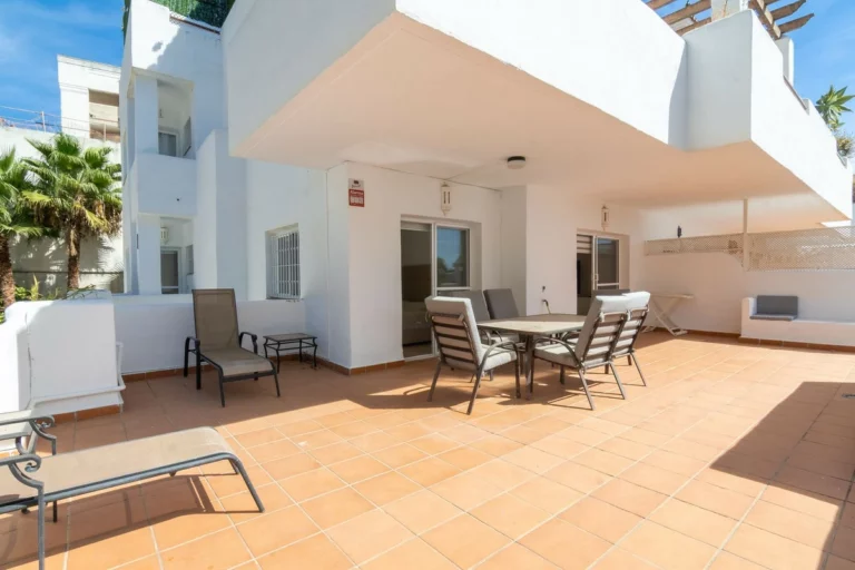 R5167615 | Middle Floor Apartment in Estepona – 3 beds, 2 baths