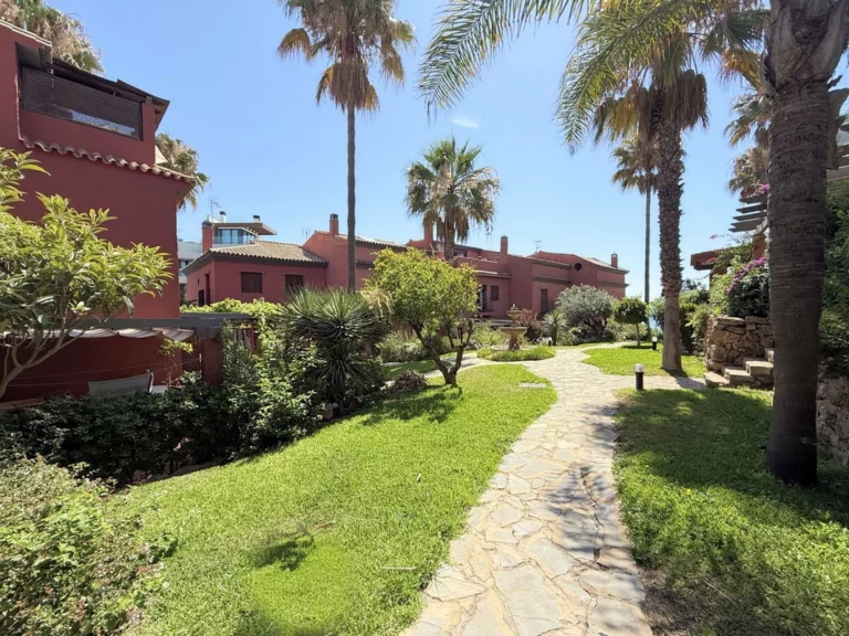 R5073772 | Townhouse in Estepona – 3 beds, 3 baths