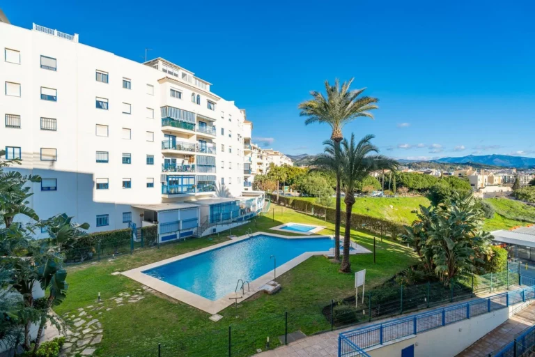 R5306497 | Middle Floor Apartment in Estepona – 3 beds, 2 baths