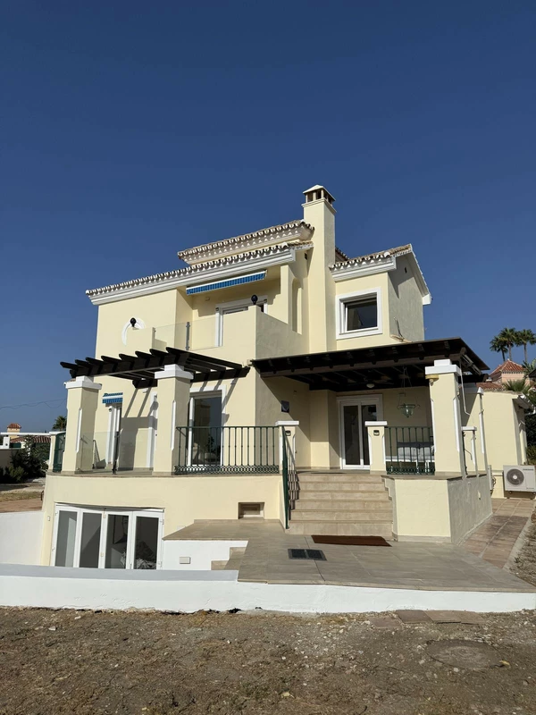 R5191993 | Detached Villa in Estepona – 5 beds, 3.5 baths