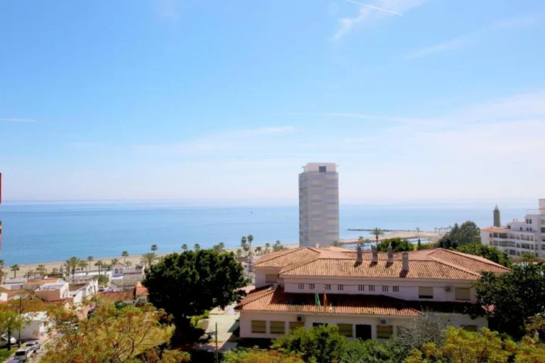 R5304529 | Middle Floor Apartment in Estepona – 2 beds, 1 baths