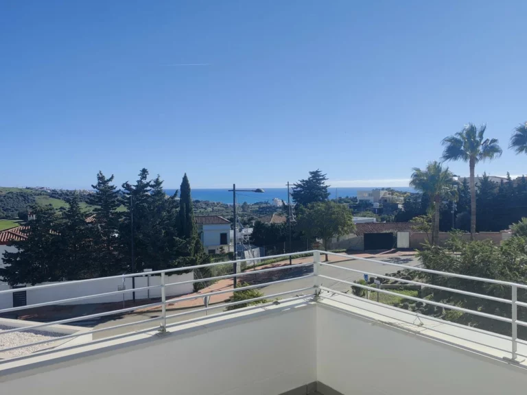 R5295277 | Penthouse in Estepona – 2 beds, 2 baths