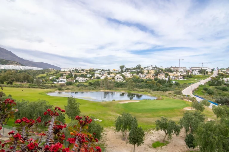 R4994335 | Middle Floor Apartment in Estepona – 3 beds, 2 baths