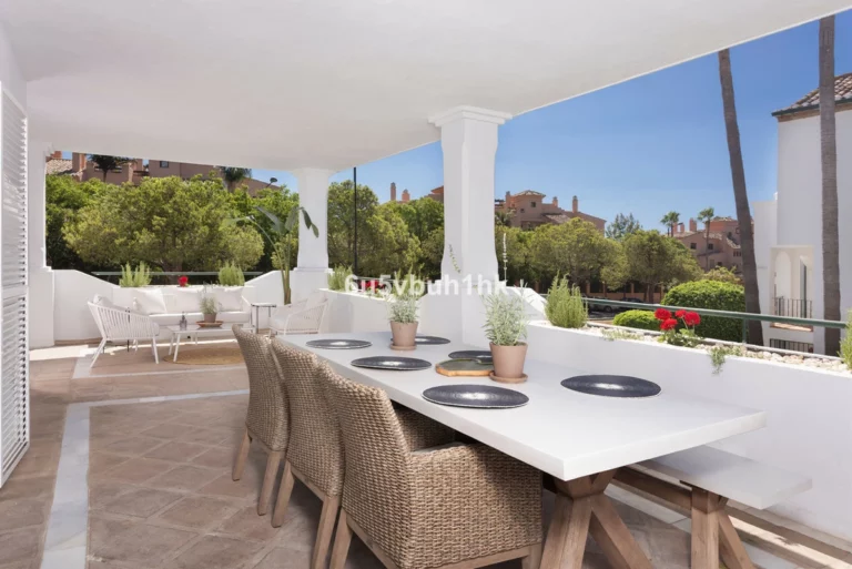 R5341888 | Ground Floor Apartment in Estepona – 3 beds, 3 baths