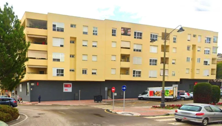 R5329930 | Middle Floor Apartment in Estepona – 3 beds, 2 baths