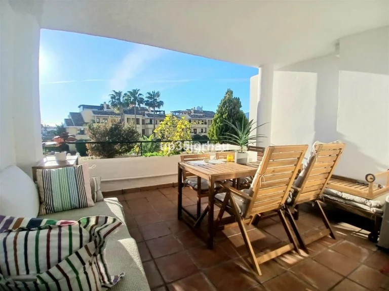 R5307991 | Middle Floor Apartment in Estepona – 2 beds, 2 baths