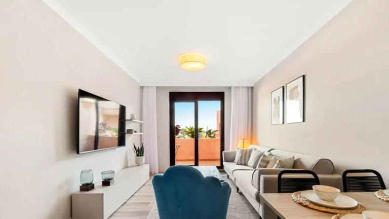 R4991704 | Top Floor Apartment in El Paraiso – 2 beds, 2 baths