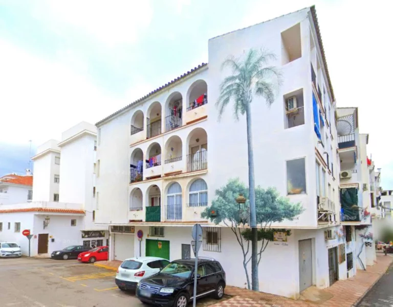 R5340535 | Middle Floor Apartment in Estepona – 3 beds, 1 baths