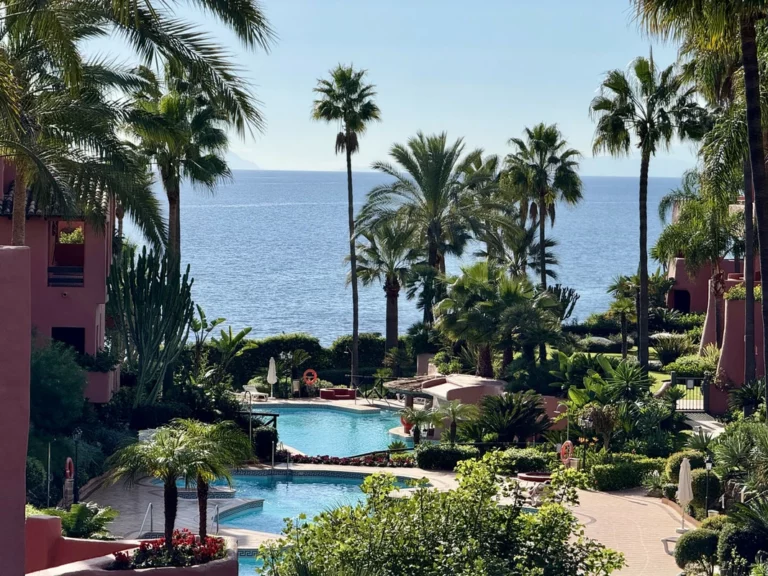 R4921405 | Middle Floor Apartment in Estepona – 3 beds, 3 baths