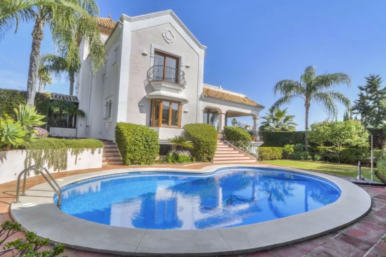R5318464 | Detached Villa in Estepona – 5 beds, 4.5 baths