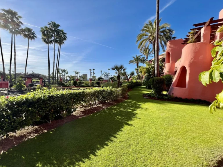 R5008303 | Ground Floor Apartment in Estepona – 3 beds, 2 baths