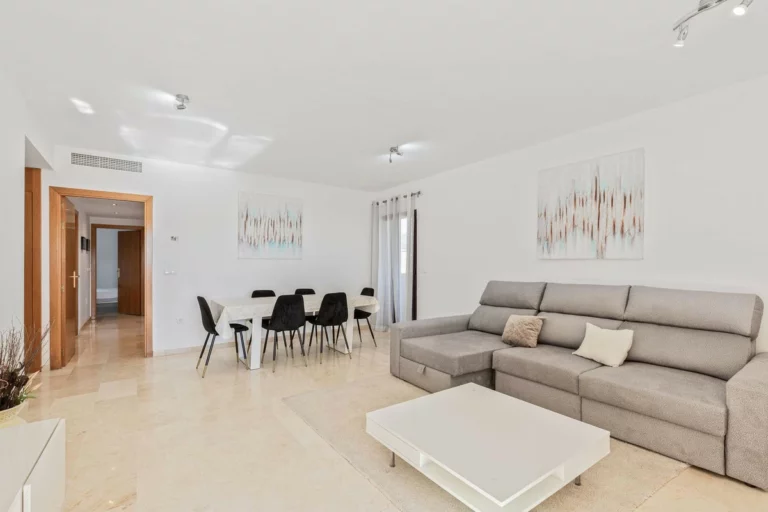 R4972744 | Middle Floor Apartment in Estepona – 3 beds, 2 baths