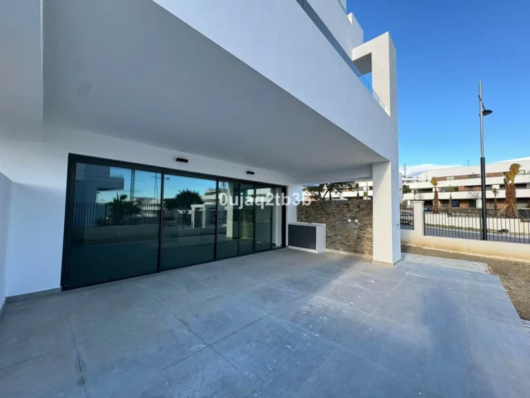 R5310946 | Middle Floor Apartment in Estepona – 3 beds, 2 baths